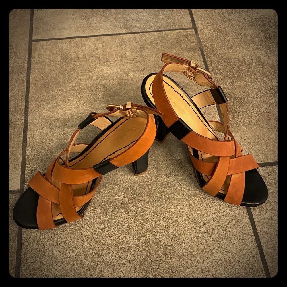Pour la Victoire sueded leather sandal